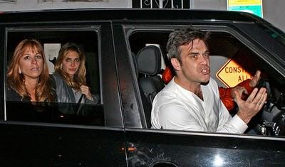 Robbie Williams che caratterino! Elisabetta Canalis lo convince a lasciare il camerino