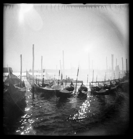 LOMOGRAPHY • a VENEZIA con Diana F+ Mr Pink e ILFORD HP5 PLUS