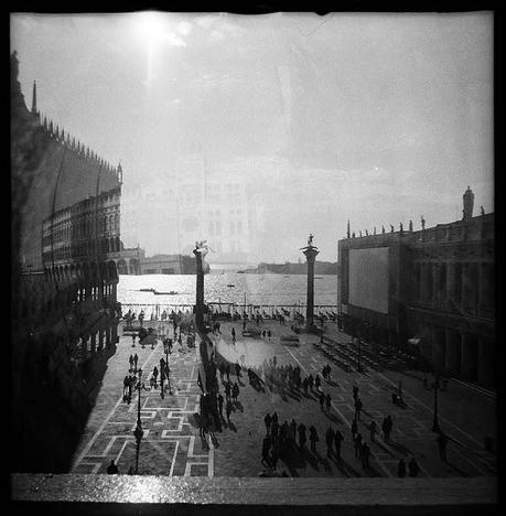 LOMOGRAPHY • a VENEZIA con Diana F+ Mr Pink e ILFORD HP5 PLUS