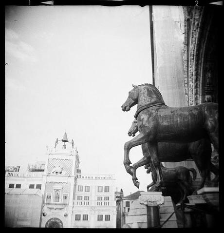 LOMOGRAPHY • a VENEZIA con Diana F+ Mr Pink e ILFORD HP5 PLUS