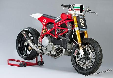 La basa di partenza per la F1 Tracker è un Ducati 996 del...