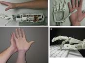 Mano robotica scrive tramite tastiera