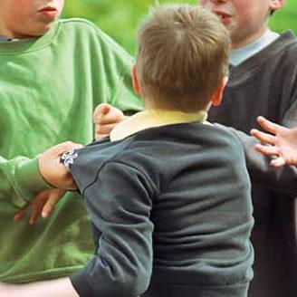 La legge della natura: punire l’educatore, assolvere l’omofobia