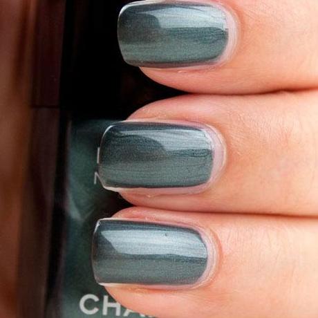 Le Vernis Black Pearl 513 di Chanel, tonalità scura, tendente al nero con riflessi perlacei verde petrolio.  Prezzo Euro 20,50.