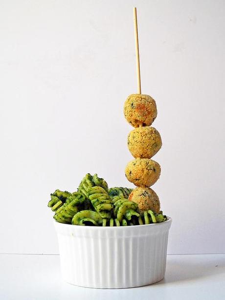 radiatori con crema di spinaci e polpettine di ceci