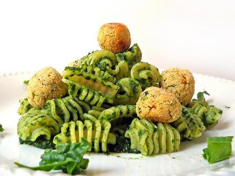 radiatori con crema di spinaci e polpettine di ceci