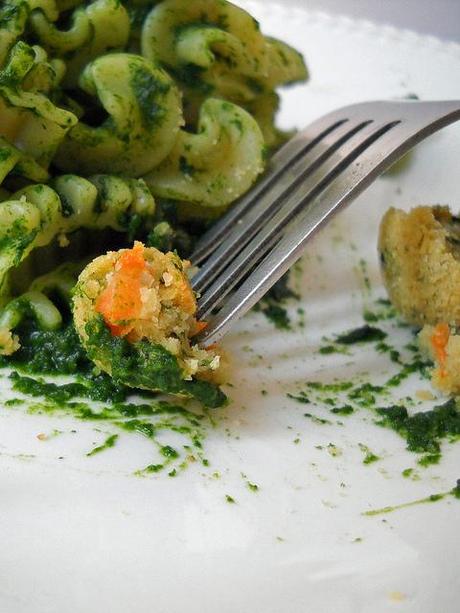 Radiatori con crema di spinaci e polpettine di ceci e carote