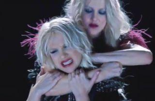 Hold It Against Me, Britney Spears Lotta Con Sè Stessa nel Nuovo Video
