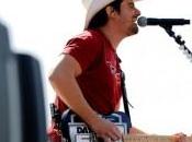 Bagno folla Brad Paisley alla Daytona