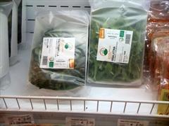 La verdura in vaschette di plastica biocompostabile