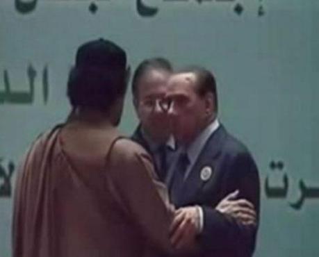 Berlusconi bacia la mano di Gheddafi, del dittatore islamico Corano in mano