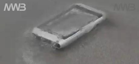 Nokia N8 cade in acqua di mare