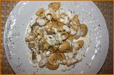 Pipette ai porri e carciofi cosparse di crema al pecorino