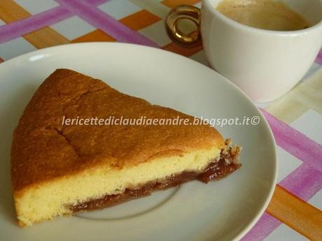 Torta morbida all'olio con confettura di fragole