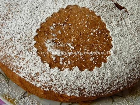 Torta morbida all'olio con confettura di fragole