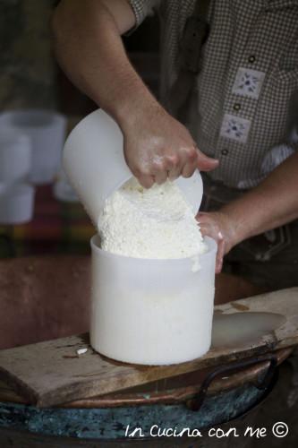 Si versa il formaggio nel cestello C