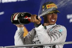 Hamilton trionfa a Singapore e sorpassa il compagno Rosberg nel mondiale piloti