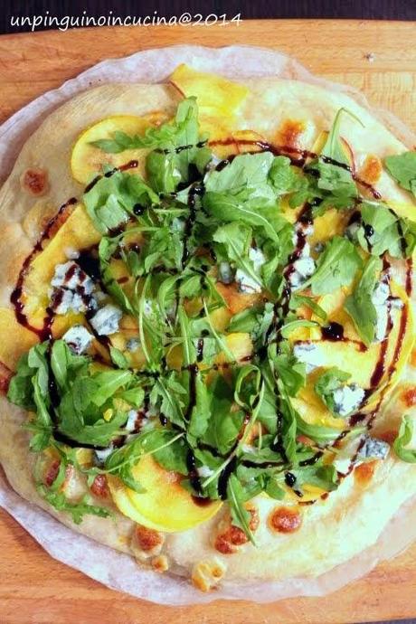 Pizza con pesca noce, roquefort e rucola