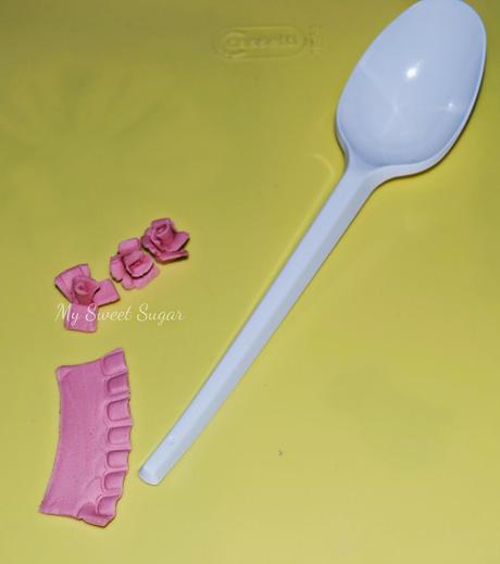 rose divertissement : fiori in pasta di zucchero con attrezzi vari