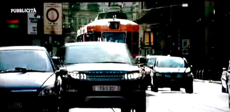 Facciamo ritirare la messa in onda di questo spot allucinante. Land Rover umilia gli utenti del trasporto pubblico. Inaudito