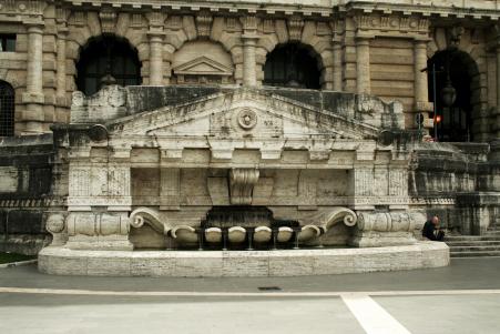 Fontana Piazza Cavour 2