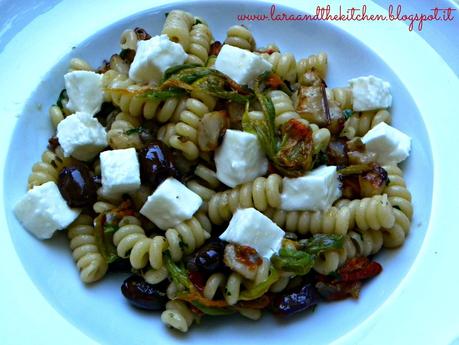 FUSILLI BUCATI CORTI CON MELANZANE E MOZZARELLA DI BUFALA