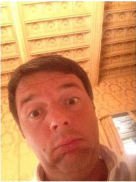 Il selfie di Renzi poi cancellato