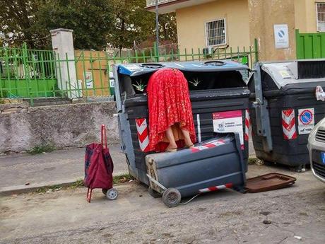 Quindici foto di rovistatori dei rifiuti per il vostro calendario 2015. Al mese di gennaio ci mettiamo quella con il gruppo di bambini portati a razzolare nella monnezza dai genitori?