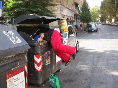 Quindici foto di rovistatori dei rifiuti per il vostro calendario 2015. Al mese di gennaio ci mettiamo quella con il gruppo di bambini portati a razzolare nella monnezza dai genitori?