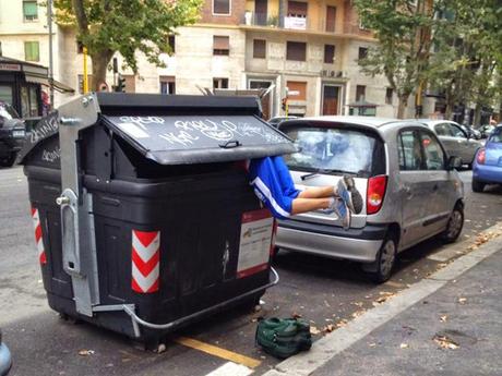 Quindici foto di rovistatori dei rifiuti per il vostro calendario 2015. Al mese di gennaio ci mettiamo quella con il gruppo di bambini portati a razzolare nella monnezza dai genitori?