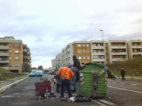 Quindici foto di rovistatori dei rifiuti per il vostro calendario 2015. Al mese di gennaio ci mettiamo quella con il gruppo di bambini portati a razzolare nella monnezza dai genitori?