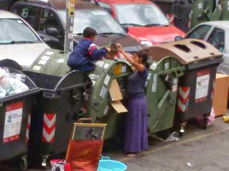 Quindici foto di rovistatori dei rifiuti per il vostro calendario 2015. Al mese di gennaio ci mettiamo quella con il gruppo di bambini portati a razzolare nella monnezza dai genitori?