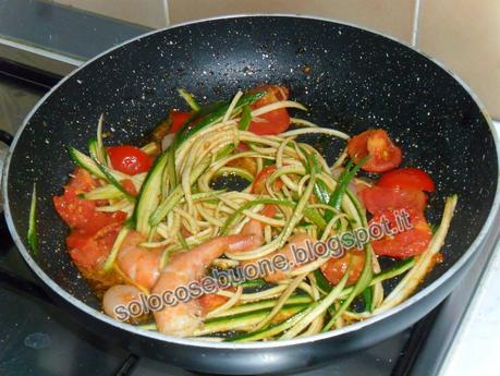 Shirataki con pomodorini gamberi e zucchine