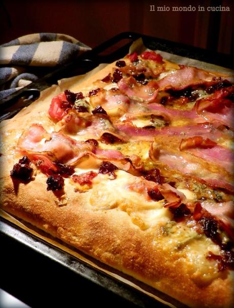 PIZZA con Blue STILTON, cipolle rosse caramellate e PANCETTA affumicata