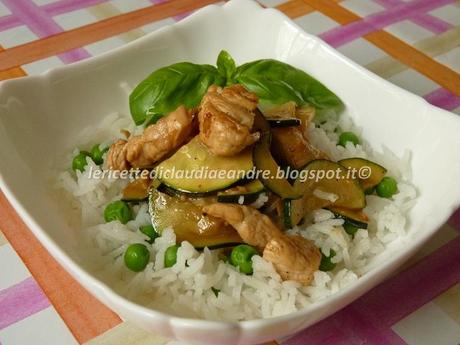 Riso basmati con fesa di tacchino, pisellini e zucchine