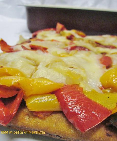 Pizza Soffice di Patate con Cipolle, Peperoni e Scamorza