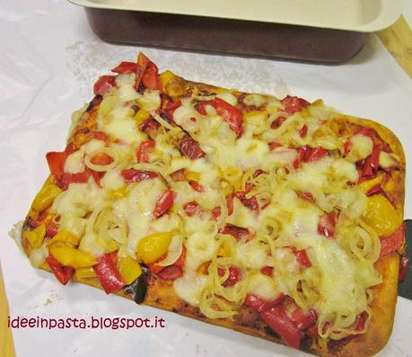 Pizza Soffice di Patate con Cipolle, Peperoni e Scamorza
