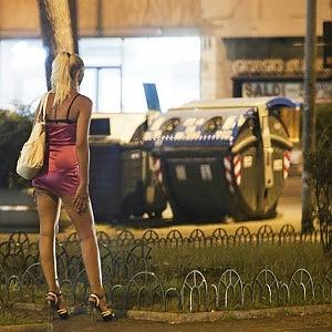Pomezia, il sindaco grillino vieta di parlare con le prostitute