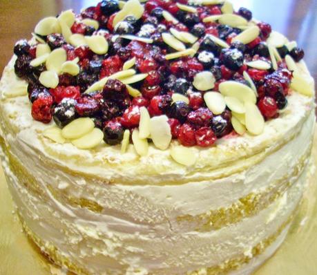 TORTA MOUSSE AL CIOCCOLATO BIANCO E FRUTTI DI BOSCO