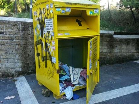 Quindici foto dei cassonetti gialli per il vostro calendario 2015. Dodici mesi più tre foto di riserva, quali scegliamo?