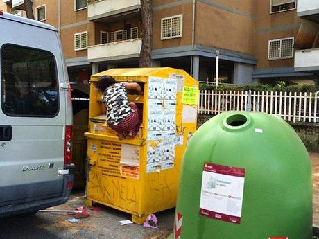 Quindici foto dei cassonetti gialli per il vostro calendario 2015. Dodici mesi più tre foto di riserva, quali scegliamo?