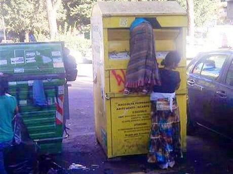 Quindici foto dei cassonetti gialli per il vostro calendario 2015. Dodici mesi più tre foto di riserva, quali scegliamo?