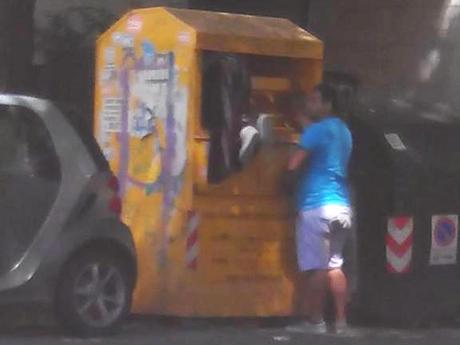 Quindici foto dei cassonetti gialli per il vostro calendario 2015. Dodici mesi più tre foto di riserva, quali scegliamo?