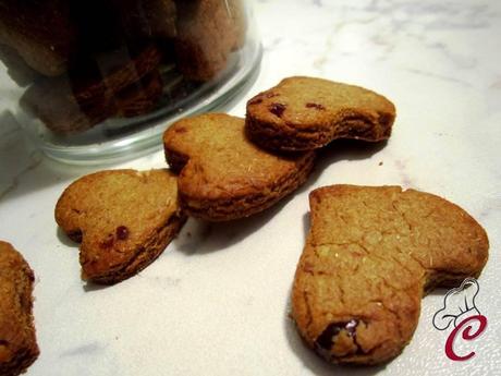 Biscotti integrali con noci e frutti rossi: tracce che segnano il binario dei ricordi