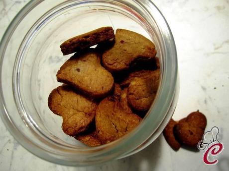 Biscotti integrali con noci e frutti rossi: tracce che segnano il binario dei ricordi