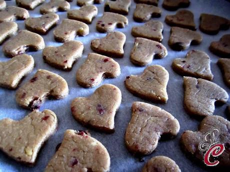 Biscotti integrali con noci e frutti rossi: tracce che segnano il binario dei ricordi