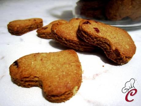 Biscotti integrali con noci e frutti rossi: tracce che segnano il binario dei ricordi