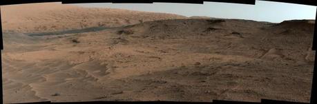 Così si presentava il 17 settembre 2014 l’affioramento Pahrump Hills, alle pendici del Mount Sharp, alla vista della Mastcam di Curiosity. Da questa immagine i ricercatori hanno selezionato il punto per la successiva perforazione, sulla destra delle ondulazioni sabbiose. Crediti: NASA /JPL-Caltech /MSSS