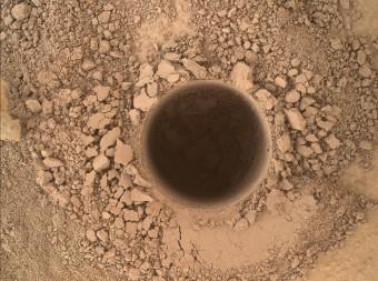 Non un semplice foro, ma la prima perforazione di Curiosity per raccogliere campioni del Mount Sharp. Ha un diametro di 1,6 centimetri per 6,7 centimetri di profondità. Crediti: NASA /JPL-Caltech /MSSS