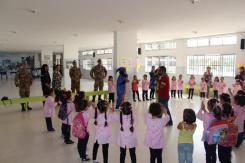 Libano/ Attività CIMIC. Gli Alpini e i Carabinieri donano materiale scolastico ai bambini libanesi